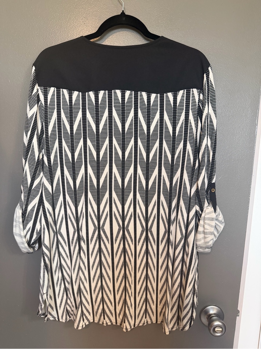 Calvin Klein Black & White Geometric V-Neck Women's Top XL                 -B - Picture 2 of 5